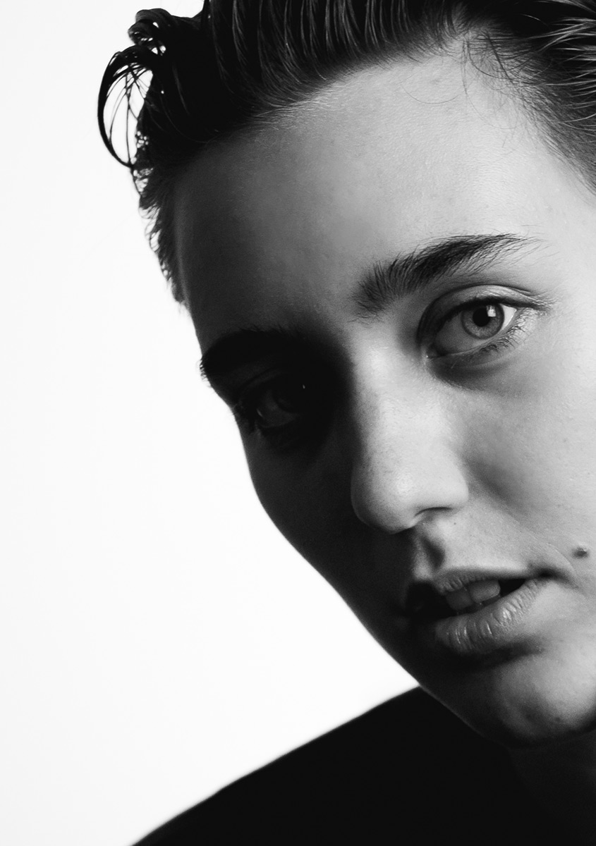 ritratto fotografico femminile in bianco e nero di Elías Nieva Prieto